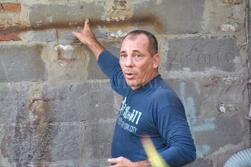 ELLITORAL_371881 |  Flavio Raina Wilson , un cuestionado vecino del lugar, señala el lugar donde pegaron los balazos.