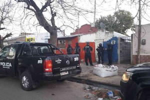 ELLITORAL_394529 |  El Litoral Un momento de los allanamientos concretados en Santa Rosa de Lima donde se logró la captura del delincuente, el que luego fue trasladado a sede policial.