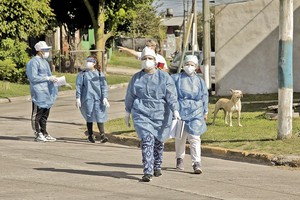 ELLITORAL_371444 |  NA zzzznacg2NOTICIAS ARGENTINAS BAIRES, ABRIL 21: Operativo Detectar del ministerio de Salud bonarense en la localidad de Tolosa para brindar informaciÃ³n, realizar hisopados y visitar a los vecinos. Foto NAzzzz