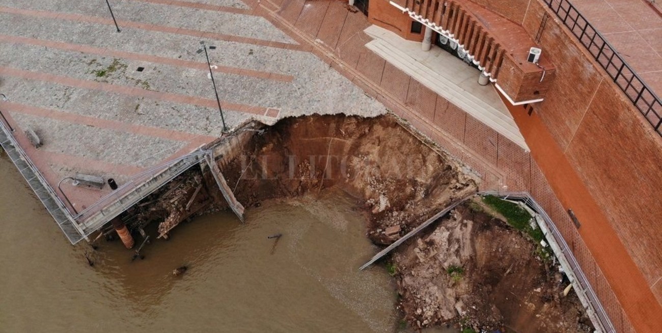 Autoridades coinciden: el derrumbe en el Parque España de Rosario fue por la bajante histórica del río