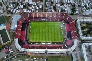Fernando Nicola El Cementerio de los Elefantes y el barrio Centenario, una postal ineludible de una ciudad que respira fútbol por los poros.