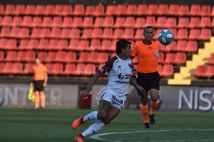 Mauricio Garín Hay miradas que matan. El nacido en Simoca, Luis Miguel Rodríguez, no le saca la vista a la pelota. Sin dudas, todo el fútbol argentino aplaude al  Pulga  tucumano que lleva la  10  de Colón.