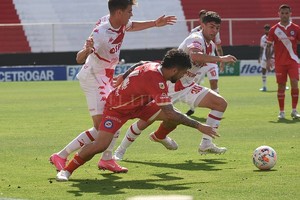 Luis Cetraro Esta jugada debió terminar en gol. Fue en el final, cuando se disputaba el quinto minuto de descuento. Mauro Pittón robó una pelota en el medio, le quedó picando y vio el excesivo adelantamiento de Chaves. Se la tiró por arriba y Luciano Gómez, que había entrado un ratito antes, alcanzó a desviarla casi sobre la línea de sentencia.