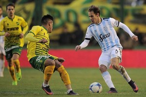 Gentileza La Gaceta Nery Leyes cuando defendía la camiseta de Atlético y fue dirigido por el Vasco Azconzábal. Su pase pertenece al Decano, su presidente dice que nadie de Unión lo llamó y en Santa Fe se asegura que el jugador se pondrá la rojiblanca.