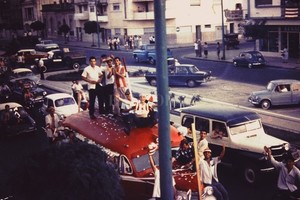 Gentileza Familia Amicone El  Tate  es de Primera   De la mano del  Pulpa , DT charrúa, habían llegado desde Montevideo los refuerzos solicitados: Luis Ernesto Sauco Borges, de Nacional; José Gerardo Silva, de Defensor Sporting; Julián Pirez, de Platense; Rubén Luis Iglesias, de C.A. Cerro; Mario Olivera, libre y los argentinos radicados entonces en Uruguay (Pedro Enrique Mansilla, de Defensor Sporting y Julio César Fernández, libre de Nacional). Después se agregaron Luis Ángel Tremonti, de Colón; Omar Asencio, de Arsenal de Sarandí; Luis Díaz, de San Lorenzo de Almagro y Luis Gregorio Ciaccia, libre de Gimnasia y Esgrima de La Plata. También se había incorporado el centrodelantero Miguel Antonio  Gitano  Juárez, quien se lesionó y casi no jugó. Otra foto de los festejos.