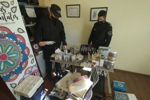 ELLITORAL_383121 |  El Litoral El momento en que los investigadores secuestran parte del material que utilizaba el kinesiólogo  trucho .