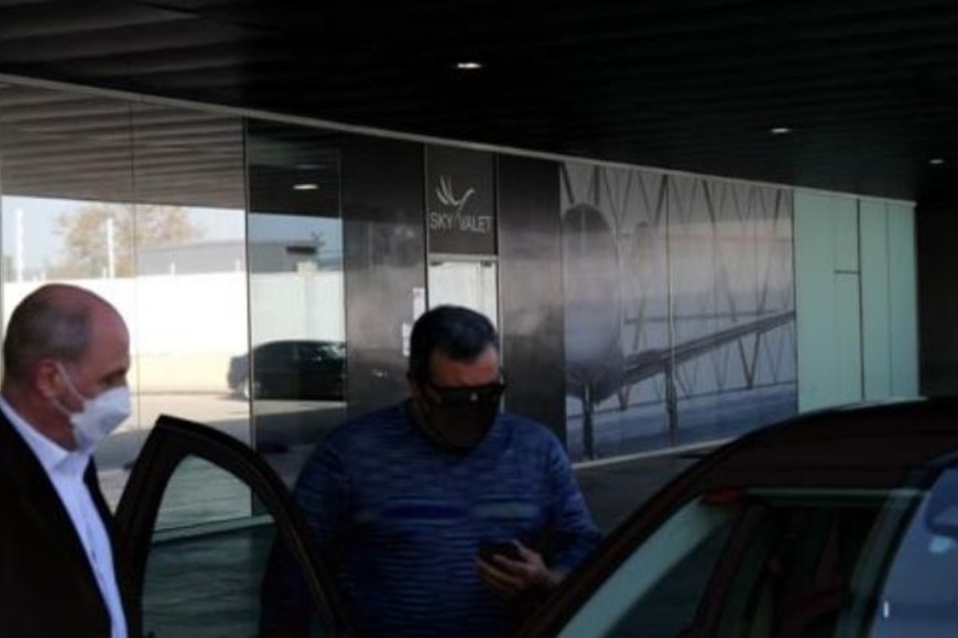 ELLITORAL_366957 |  Gentileza El representante del delantero siendo recibido por el chofer personal del presidente del Barcelona.