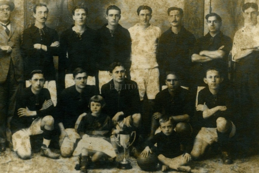 ELLITORAL_375820 |  Archivo El Litoral Colón (1918) Pte. Daneri. Equipo: Olivier, Pavan, Casabianca, D. Gómez, Montenegro, Fernández, y F. Gómez. De rodillas Farías, Molinari, Echague.