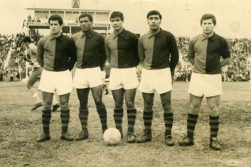 ELLITORAL_361557 |  Archivo En una formación de Colón de 1969: Balbuena, Orlando Medina, Cancan Ceballos, Pato Colman y Ferreyra.
