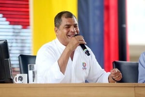 DPA/Eduardo Flores ARCHIVO - HANDOUT - El entonces presidente de Ecuador, Rafael Correa, presenta el 08/04/2017 en Palenque, Ecuador, su informe semanal de labores. La Justicia de Ecuador decidirá este miércoles si abre un juicio contra el ex presidente Rafael Correa por secuestro y asociación ilícita en relación con el rapto en Colombia de Fernando Balda, un ex parlamentario oficialista que se volvió en contra del entonces mandatario del país sudamericano.
(Vinculado al texto de dpa "Una corte de Ecuador decide si abre juicio a Correa por secuestro" del 17/07/2018) Foto: Eduardo Flores/Presidencia Ecuador/dpa - ATENCIÓN: Sólo para uso editorial en relación con la cobertura actual de este tema y mencionando el crédito completo +++ dpa-fotografia +++