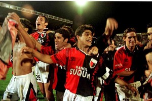 ELLITORAL_377718 |  Archivo El festejo histórico en cancha de Lanús en 1997, cuando con gol de Saralegui el sabalero venció al Rojo y se clasificó por primera vez a la Copa Libertadores.