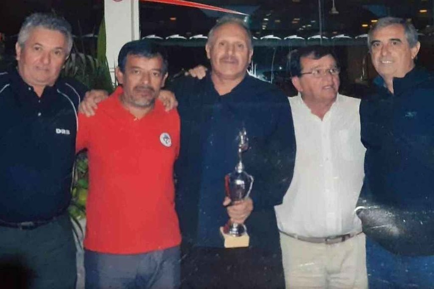 ELLITORAL_401410 |  Gentileza Luque junto a dirigentes de la Asociación: Carlos Acosta, Alejandro Comas y el recordado Oscar Chapino. También se sumó Ricardo Ruiz Moreno, campeón de Copa Libertadores con Independiente.