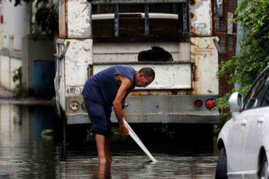 ELLITORAL_316957 |  EFE La tormenta Isaías dejó a miles sin luz e inundaciones en Puerto Rico.