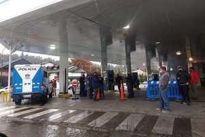 Guillermo Dozo Una de las estaciones de servicio de San Martín de los Andes. Una larga espera bajo custodia policial.