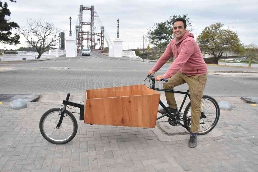 ELLITORAL_405853 |  Guillermo Di Salvatore Activista. Joaquín usa esta bicicleta en la que puede cargar a sus hijos y también lo que transporta.