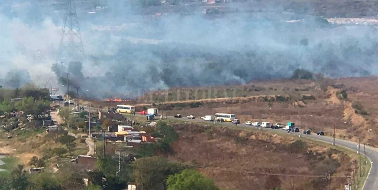 Incendio en zona de Alto Verde y humo en parte de Santa Fe