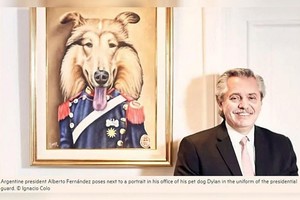 ELLITORAL_315854 |  NA Imagen que Financial Times utilizó para graficar la nota: el Presidente posando delante de un cuadro de su perro Dylan.
