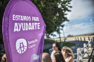 Gentileza Si alguien escucha que una vecina está siendo víctima de violencia de género, lo primero que hay que hacer es llamar al 911 , pidió Artigas. Hay otras líneas de contacto, como el centro de atención telefónica del municipio: 0800 777 5000.