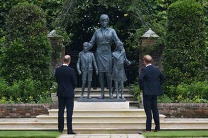 ELLITORAL_387303 |  Gentileza William y Harryhan inaugurado una estatua en su honor en el ´Sunken Garden´, los jardines del Palacio de Kensington en Londres.