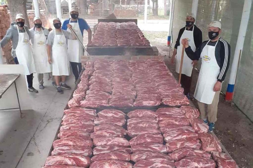 ELLITORAL_331640 |  Prensa Club La Perla Cocineros profesionales. Todos del staff del Club La Perla trabajó desde la madrugada del domingo para finalizar pasado el mediodía.