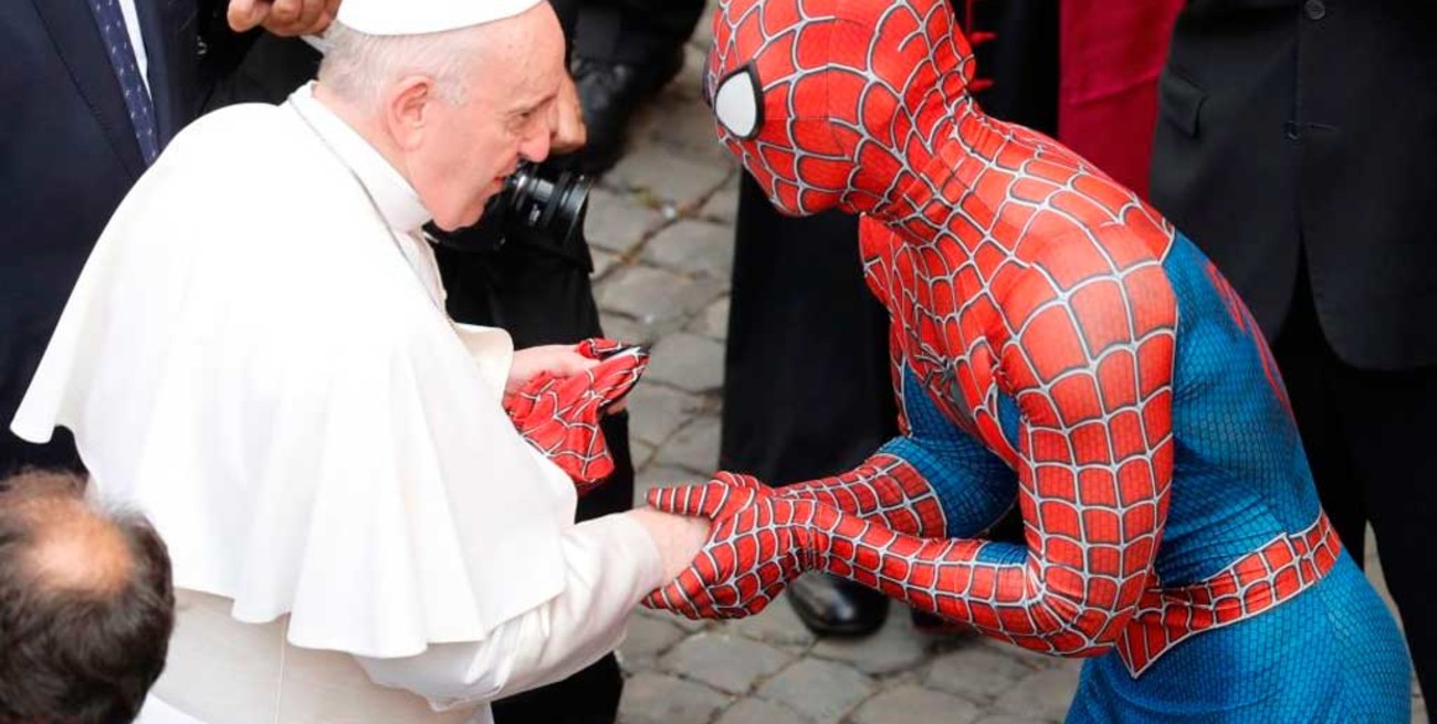 El Papa Francisco le regaló un rosario a un Spiderman solidario