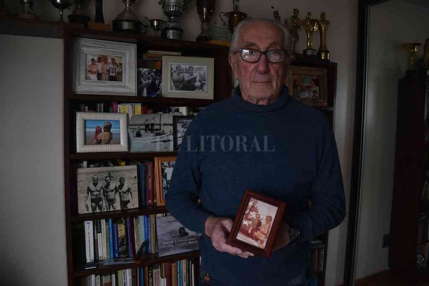 ELLITORAL_390675 |  Guillermo Di Salvatore El santafesino sostiene un cuadro enmarcado con una foto de él con su amigo holandés, cuando compitieron en 1963.