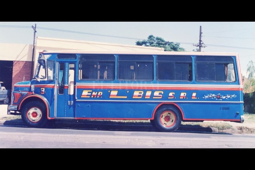 ELLITORAL_382372 |  Imagen de Oscar Pecorari Unidad carrocería Metalúrgica Santo Tomé, sobre chasis semifrontal Mercedes Benz LO-1114. Perteneciente a la interurbana L-Bis que unía Santa Fe y Santo Tomé.