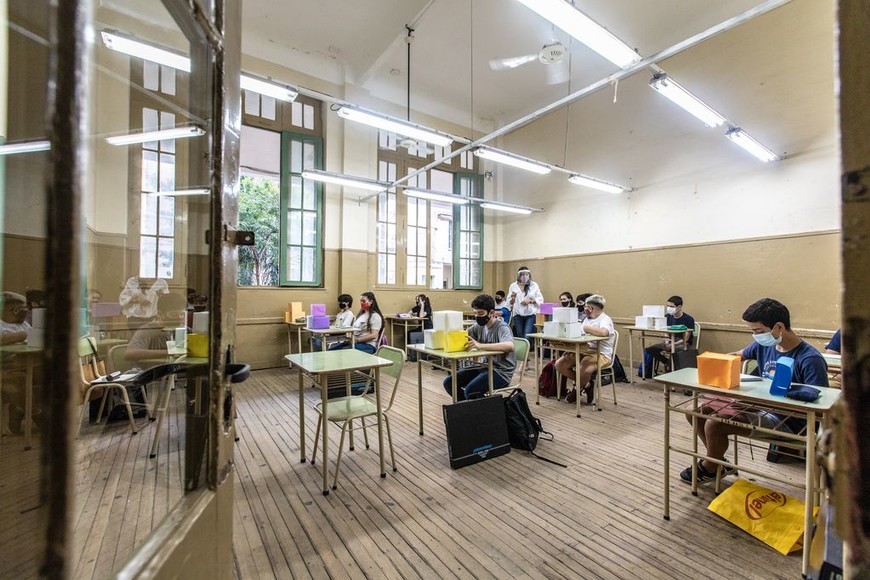 ELLITORAL_401838 |  Gentileza UNL Aulas despejadas. Como en el caso del Industrial, las escuelas buscan ampliar sus espacios reordenando mobiliarios.