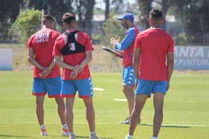 ELLITORAL_331530 |  Gentileza Prensa Club Unión El Vasco Azconzábal imparte órdenes en uno de los entrenamientos del plantel tatengue. Este viernes será, casi con seguridad, la última prueba previo al inicio de la competencia, que para Unión será con el partido de Sudamericana en su estadio por la segunda fase.