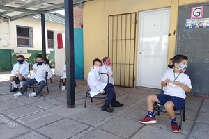 Los chicos se van adaptando de una manera fantástica al cumplimiento del protocolo, responden al uso del barbijo, al lavado de manos, al uso de alcohol el gel , destacó la directora de la escuela Nº 64  La Sagrada Familia .