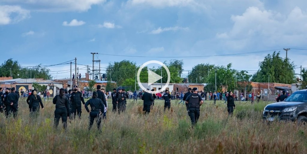 Video: más de 200 personas usurparon tierras y se enfrentaron a tiros con la policía