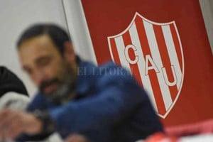 Pablo Aguirre Difuso. Así como se observa en la imagen de nuestro reportero gráfico podría encasillarse el futuro del  Vasco  Azconzábal en Unión, como en aquella foto de la película  Volver al Futuro . Luis Spahn bancó al entrenador, pero antes de la caída frente a Defensa y Justicia; ¿seguirá haciéndolo si Unión pierde en Rosario ante Central?