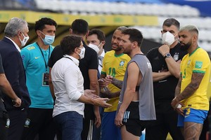 ELLITORAL_401908 |  Reuters Soccer Football - World Cup - South American Qualifiers - Brazil v Argentina - Arena Corinthians, Sao Paulo, Brazil - September 5, 2021 Argentina's Lionel Messi and Brazil's Neymar are seen as play is interrupted after Brazilian health officials objected to the participation of three Argentine players they say broke quarantine rules REUTERS/Amanda Perobelli