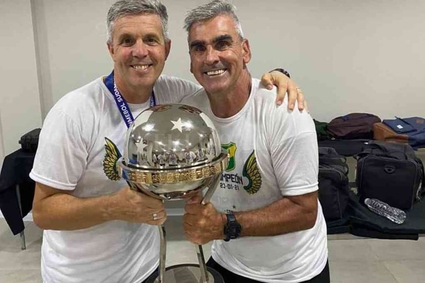 ELLITORAL_354212 |  Gentileza Gustavo junto al profesor Alejandro Kohan, uno de los principales artífices no sólo del cuerpo técnico sino del plantel en general. El preparador físico de Defensa y Justicia es uno de los mejores del país.