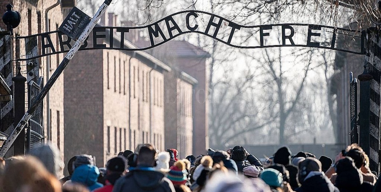 Turistas se toman "selfies" en la cámara de gas de Auschwitz
