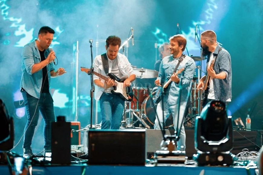 ELLITORAL_397575 |  Gentileza producción El cuarteto, junto a Guido Bertini (batería y percusión), desplegando su energía en vivo, en la gira que pudieron realizar en el verano pasado.