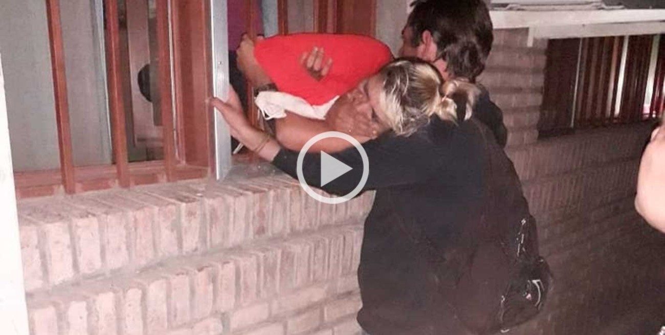 Video: así fue el operativo para rescatar a la ladrona embarazada atascada en una reja