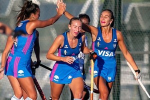 Gentileza Festejan las chicas argentinas, tras conquistar uno de los tantos en su primer examen internacional de la temporada.