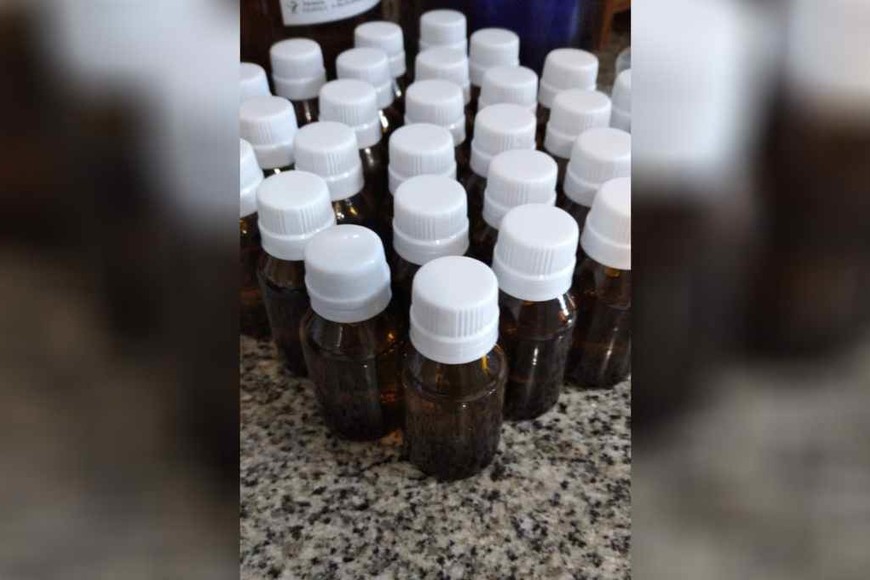ELLITORAL_330130 |  Gentileza Producción. Los frascos con el ibuprofenato recién elaborado, listos para ser entregados de forma gratuita, bajo receta médica.