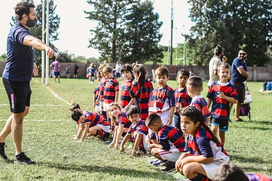ELLITORAL_376733 |  Gentileza @enzotort_ph Rugby Infantil. Por el esfuerzo y la dedicación de quienes lo conducen y conforman, se transformó en uno de los motivos de especial orgullo para la entidad. Además, disfruta del rasgo distintivo de desarrollar el proceso de aprendizaje con niños y niñas de manera conjunta.