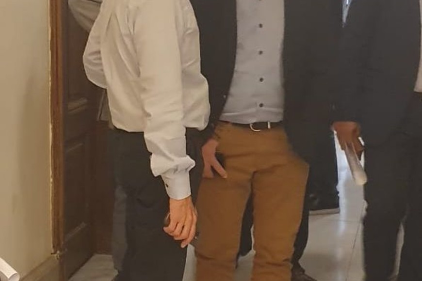 ELLITORAL_277690 |  Captura de internet Un pasillo en el Senado. El ministro Borgonovo dialoga con el senador Traferri. La sesión fracasó, pero tal vez haya triunfado la política en favor de los acuerdos y el consenso.