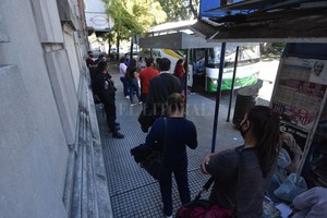 ELLITORAL_369361 |  Mauricio Garín Se dispusieron paradas improvisadas (una de ellas, la Plaza España) para los pasajeros que tenían previsto su viaje interurbano.