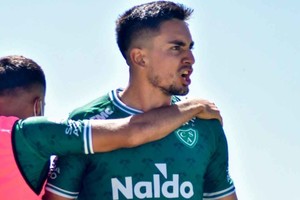 ELLITORAL_389426 |  Gentileza Los gritará para el Tripero. El delantero santafesino Jonatan Torres será refuerzo de Gimnasia de La Plata. Mario Sciacqua, DT de Sarmiento, aprobó su salida a pesar de ser una de las figuras del equipo.