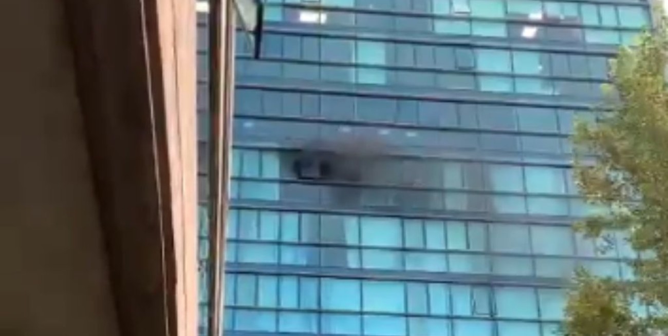 Video: se incendió una habitación de hotel en Rosario