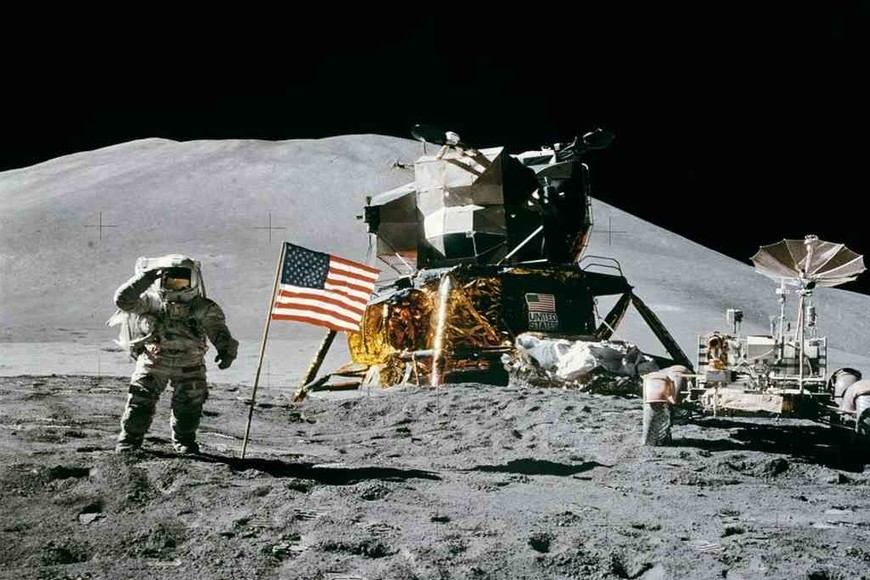 ELLITORAL_314637 |  Gentileza El astronauta James Irwin saluda a la bandera norteamericana, durante el alunizaje del Apolo 15.