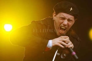 Gentileza Radio Nacional 1, 2, ultraviolento ,  Represión ,  Mirando la guerra por TV  y  Comunicado #166 , entre otros, forman parte de los clásicos de Los Violadores a los que Pil Trafa le puso su voz inconfundible.