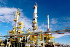 ELLITORAL_302789 |  Gentileza YPF La refinería de Plaza Huincul, de YPF. Las ventas locales del sector cayeron 13 % interanual.
