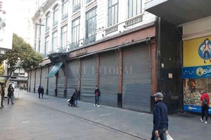 ELLITORAL_379197 |  El Litoral En el microcentro, en la esquina emblemática de Sarmiento y peatonal Córdoba, la tienda Falabella, que pronto cerrará sus puertas de manera definitiva, optó por el cierre completo en estos días de grandes restricciones.