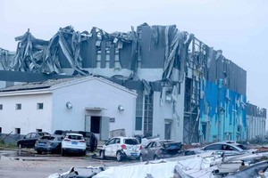 ELLITORAL_376636 |  Twitter Al menos 130 casas resultaron dañadas. Unos 90 minutos antes del tornado de Wuhan, otro tornado azotó la ciudad oriental de Shengze,al este en la provincia de Jiangsu.