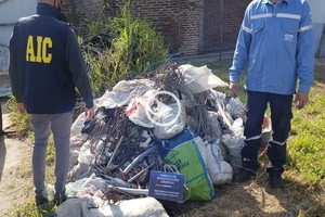 ELLITORAL_377602 |  Prensa AIC Cables de la EPE y Telecom fueron hallados en un galpón de calle Excombatientes de Malvinas al 6000.